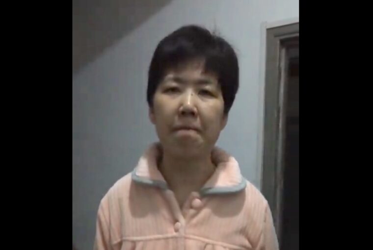 Jornalista Zhang Zhan em vídeo informando que foi libertada da prisão na China