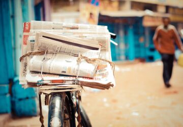 Jornais em bagageiro de bicicleta