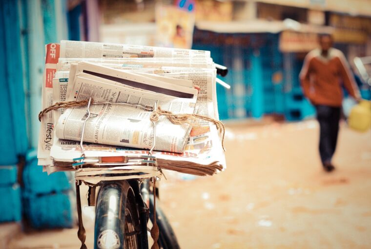 Jornais em bagageiro de bicicleta