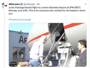 Julian Assange embarcando em avião em Londres 