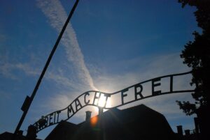 Portão de Auschvitz, foto de site apontado pela Unesco como origem da maioria das fotos sobre o Holocausto apresentadas em buscas