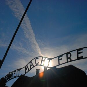Portão de Auschvitz, foto de site apontado pela Unesco como origem da maioria das fotos sobre o Holocausto apresentadas em buscas