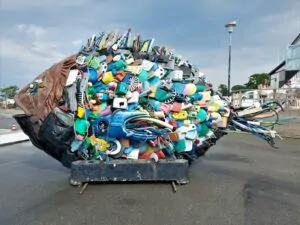 Escultura de peixe feita com lixo plástico, tema do Dia Mundial do Meio Ambiente 2025