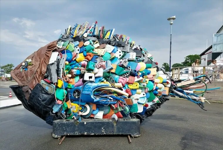 Escultura de peixe feita com lixo plástico, tema do Dia Mundial do Meio Ambiente 2025