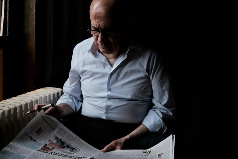 Homem lendo notícias no jornal