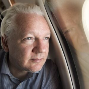 Julian Assange no avião em que deixou o Reino Unido