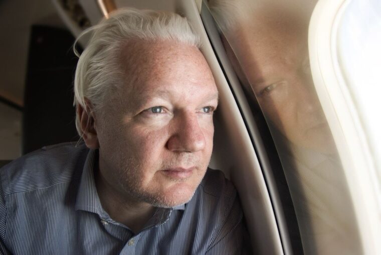 Julian Assange no avião em que deixou o Reino Unido