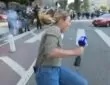 Jornalista australiana Lauren Tomasi, vítima de violência policial cobrindo protestos em Los Angeles