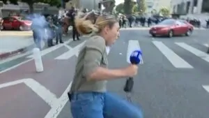 Jornalista australiana Lauren Tomasi, vítima de violência policial cobrindo protestos em Los Angeles