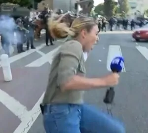 Jornalista australiana Lauren Tomasi, vítima de violência policial cobrindo protestos em Los Angeles