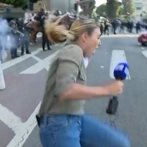 Jornalista australiana Lauren Tomasi, vítima de violência policial cobrindo protestos em Los Angeles