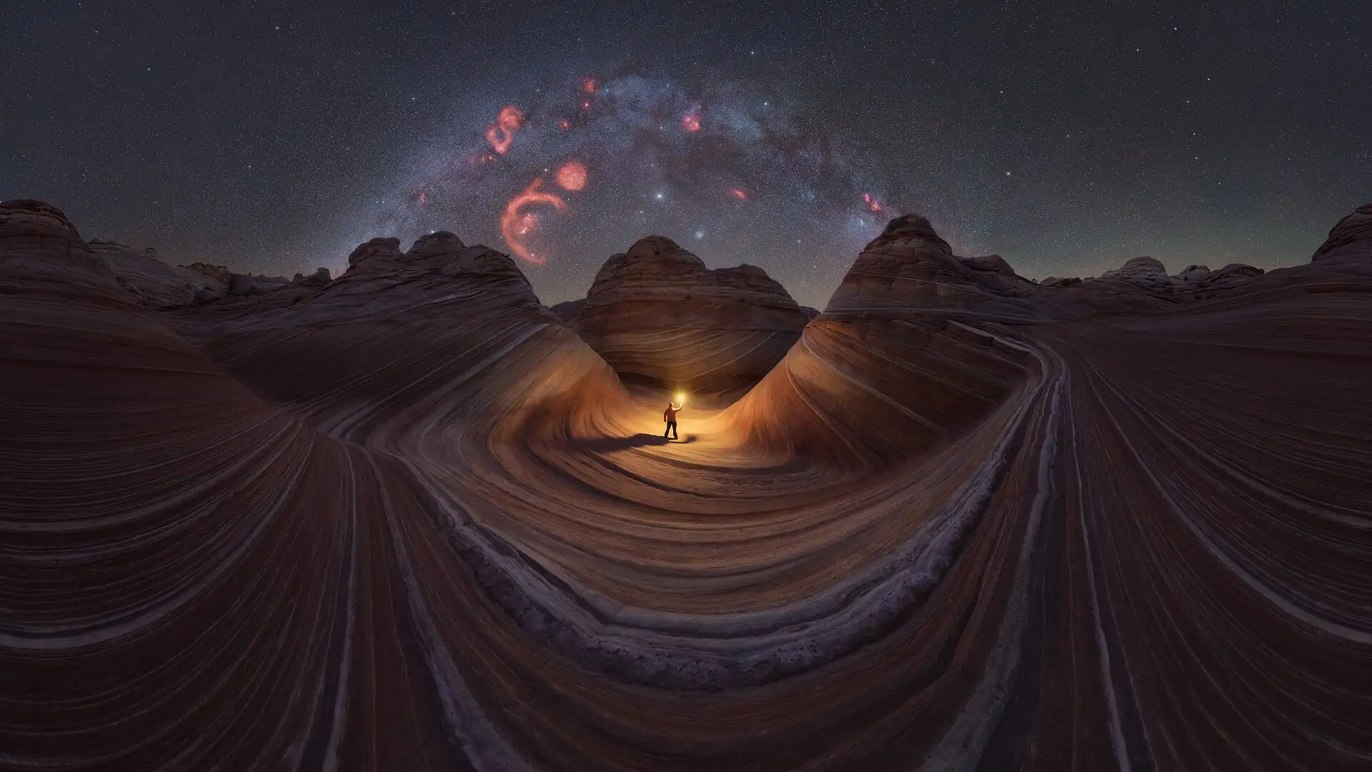Via Láctea em panorama de 360° sobre a formação rochosa “The Wave” em Coyote Buttes, Arizona.