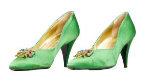 Sapato de cetim verde da princesa Diana vendido em leilão nos EUA