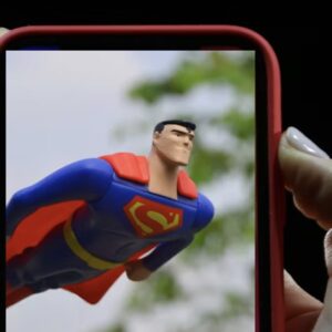 Smartphone com imagem do Superman, palavra da cultura pop mais perigosa para usar como senha de internet