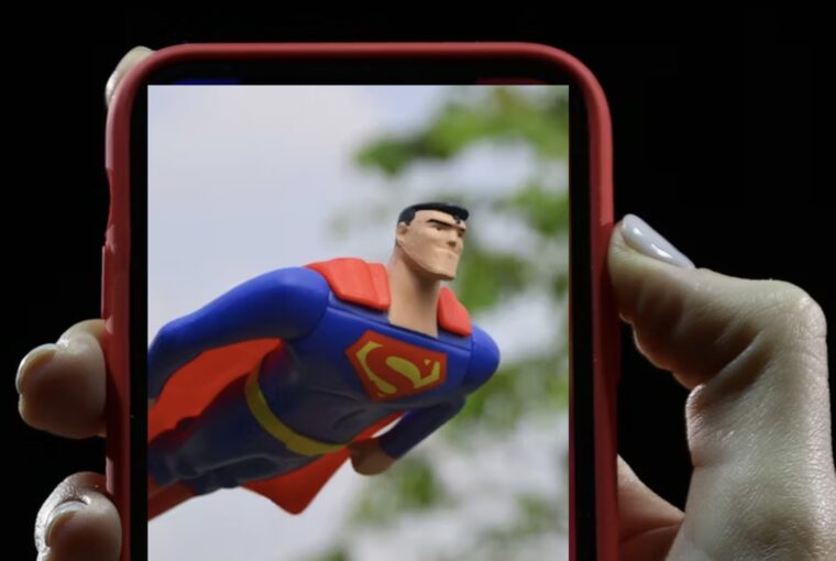 Smartphone com imagem do Superman, palavra da cultura pop mais perigosa para usar como senha de internet