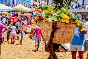 Jovem carregando cesta com flores durante festa de Iemanjá em Salvador / Wiki Loves Cultura Popular 2024 