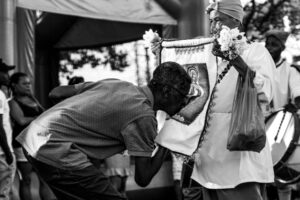 Homem beijando um estandarte durante a festa de Nossa Senhora do Rosário em Oliveiras-MG / Wiki Loves Cultura Popular 2024 