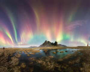 Aurora boreal multicolorida na Islândia