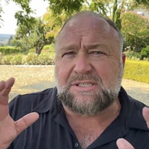 Alex Jones, americano já condenado por teoria da conspiração, é citado como exemplo de oportunista sem crença no que propaga