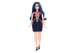 Barbie vestida com roupa preta, blusa listrada e com cabelo azul