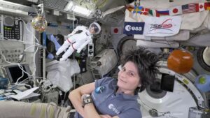 Samantha Cristoforetti e sua sósia, a Barbie astronauta, flutuando em gravidade zero durante expedição da ESA. A boneca é um dos destaques na exposição da exposição Barbie