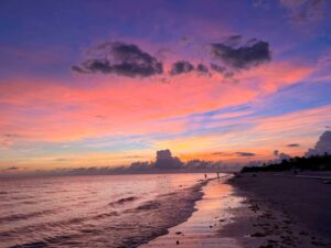 Nuvens rosadas refletem no mar em um fim de tarde. A imagem foi finalista no concurso Conservation Foundation of the Gulf Coast