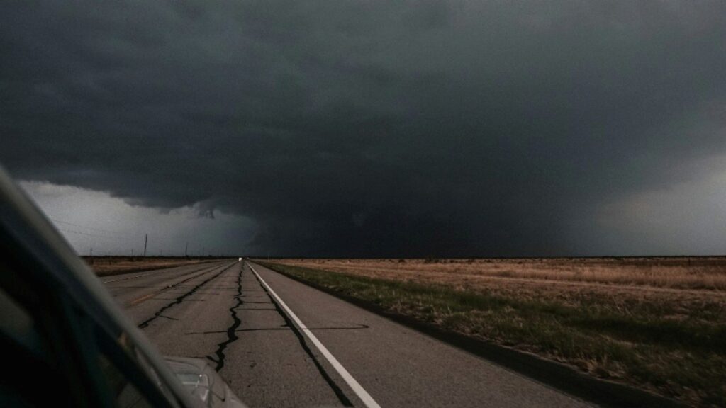 Formação de tempestade em uma estrada. Eventos climáticos extremos fascinam as pessoas, segundo artigo de Will de Freitas, editor do The Conversation