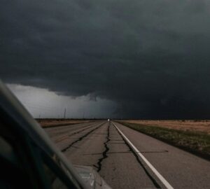 Formação de tempestade em uma estrada. Eventos climáticos extremos fascinam as pessoas, segundo artigo de Will de Freitas, editor do The Conversation