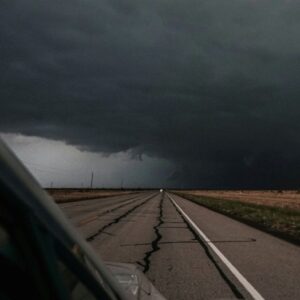 Formação de tempestade em uma estrada. Eventos climáticos extremos fascinam as pessoas, segundo artigo de Will de Freitas, editor do The Conversation