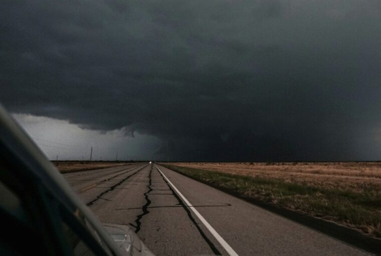 Formação de tempestade em uma estrada. Eventos climáticos extremos fascinam as pessoas, segundo artigo de Will de Freitas, editor do The Conversation