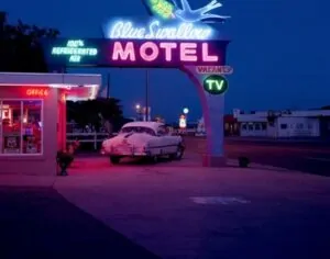 Imagem de um carro entrando em um motel na Rota 66, nos EUA. A foto foi premiada com o primeiro lugar na categoria filme analógico do concurso de fotos coloridas
