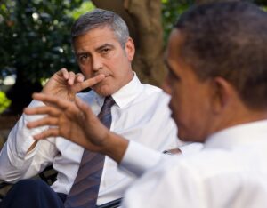 George Clooney, que criticou Joe Biden, conversando com Barack Obama