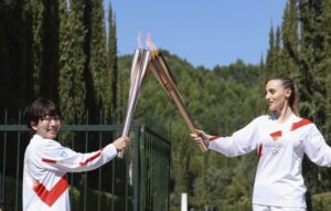 Medalhistas olímpicas no revezamento da chama em Tóquio