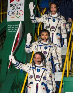 Astronautas com a tocha olímpica no Cazaquistão