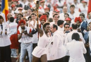 Neta do atleta Jesse Owens, Gina Hemphill, segura a chama olímpica em Los Angeles