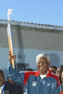 Nelson Mandela segura a tocha olímpica na África do Sul