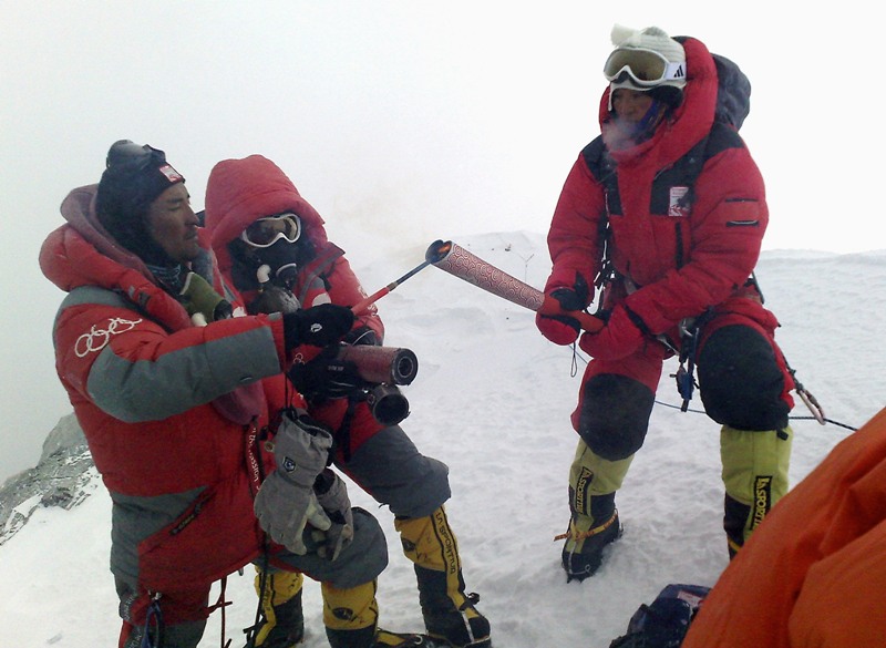 Acendimento da chama olímpica no Monte Everest