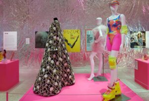 Trajes expostos na mostra Barbie no The Design Museum