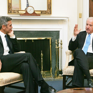 Joe Biden, então vice-presidente na gestão Barack Obama, recebendo George Clooney na Casa Branca