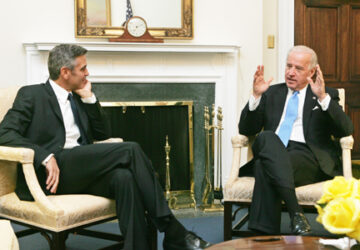 Joe Biden, então vice-presidente na gestão Barack Obama, recebendo George Clooney na Casa Branca