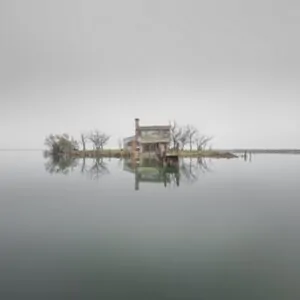 Imagem capturada em Veneza mostra uma casa isolada e árvores desfolhadas. A foto foi premiada no concurso de fotografia colorida