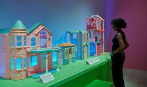 Modelos da casas da Barbie na exposição em comemoração aos 65 anos do lançamento da boneca