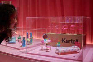 Móveis da Barbie na mostra no The Design Museum