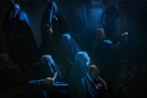 Mulheres afegãs registram-se na fronteira com as autoridades talibãs. A imagem ganhou na categoria Fotojjornalismo do Color Photography Contest