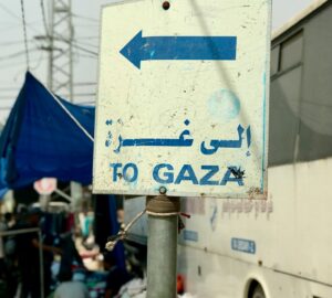 Placa indicando caminho para Gaza