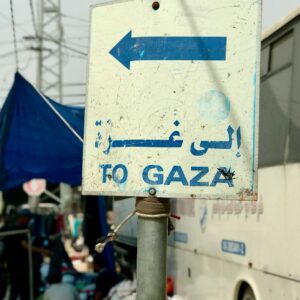 Placa indicando caminho para Gaza