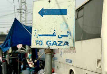 Placa indicando caminho para Gaza