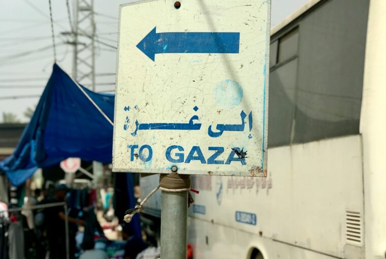 Placa indicando caminho para Gaza