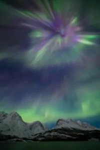 A foto finalista da aurora boreal no norte da Noruega, apresenta uma tonalidade azul rara. A imagem está entre as melhores do concurso de fotos do céu