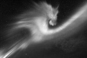 Aurora boreal lembrando dragão na Noruega, finalista de prêmio de fotos astronômicas